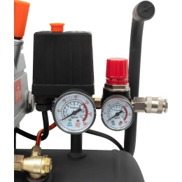 Поршневой масляный компрессор Gigant и набор пневмоинструмента LAS 24/1500K