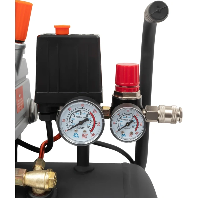 Поршневой масляный компрессор Gigant и набор пневмоинструмента LAS 24/1500K