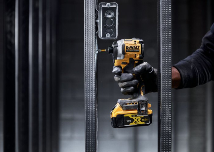 Винтоверт DeWalt DCF850NT-XJ бесщеточный двигатель, наличие удара, тип патрона: шестигранный HEX , 1/4, источник питания: аккумулятор, Li-Ion, 18В, выходная мощность: 380Вт, регулировка оборотов, 3200об/мин, крутящий момент
