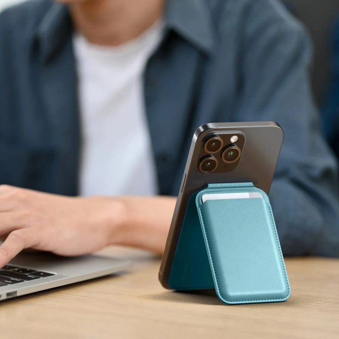 Магнитный кошелек-подставка из веганской кожи Satechi Magnetic Wallet Stand Magsafe Compatible. Цвет: светло-голубой AP-MWSB