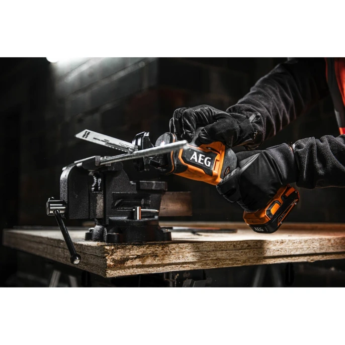 Сабельная бесщеточная пила BUS18SBL-0 AEG 4935479662