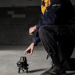 Лазерный уровень Deli DL332305 5 лучей зеленый цвет , точность +/-1,5мм/7м, угол самовыравнивания 3°, 2АКБ 4 А*ч+ЗУ, время работы до 4 часов, кейс