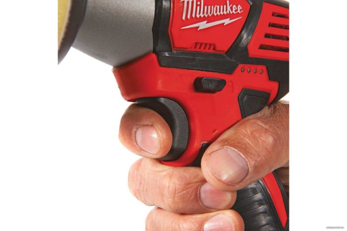 Полировальная машина Milwaukee M12 BPS-0 4933447791 питание: аккумулятор, 12 В, частота вращения на холостом ходу: от 2800 до 8300 об/мин, диаметр диска: 76 мм, фиксация