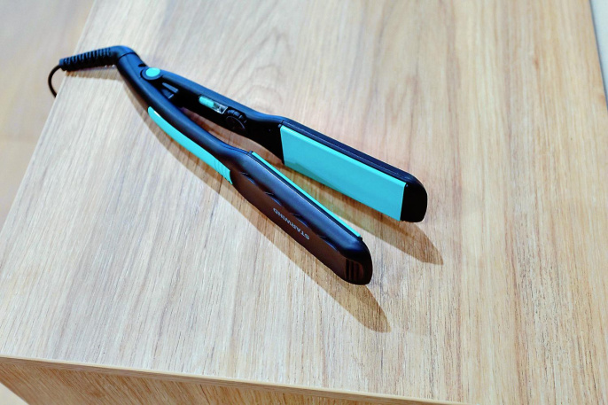 Выпрямитель для волос StarWind SHE1101,  черный