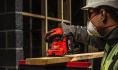 Ленточная шлифмашина Milwaukee M18BQSS-502B 4933479967 питание: Li-ion 18 В , скорость без нагрузки 11 000–13 000 об/мин, диаметр колебания 1.6 мм, пылесборник, дырокол, запасная гладкая основа