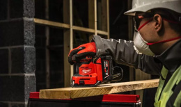 Ленточная шлифмашина Milwaukee M18BQSS-502B 4933479967 питание: Li-ion 18 В , скорость без нагрузки 11 000–13 000 об/мин, диаметр колебания 1.6 мм, пылесборник, дырокол, запасная гладкая основа