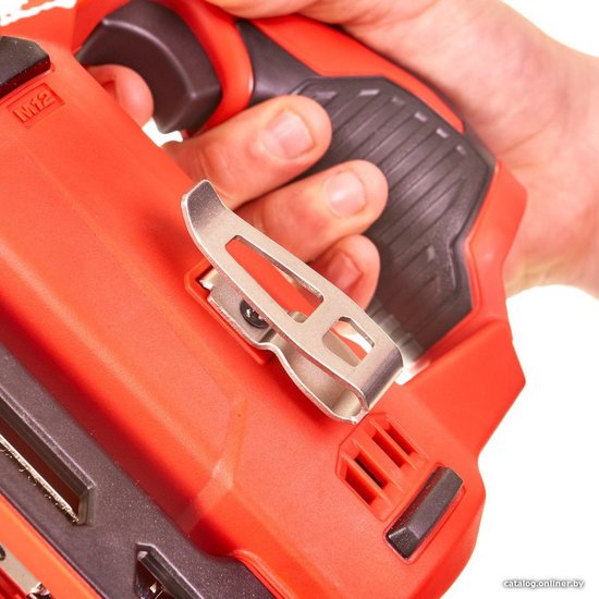Степлер Milwaukee M12 BST-0 4933459634 тип скобы: Т50, емкость магазина: 84 шт; ширина скобы: 11,4 мм, длина скобы: 6-14 мм, количество циклов: 140 циклов/мин, АКБ