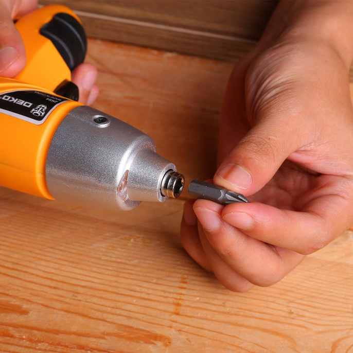 Аккумуляторная отвертка DEKO ZKS4 4В 0.6 Ач з/у с набором оснастки 10 шт 4 Нм 063-4113