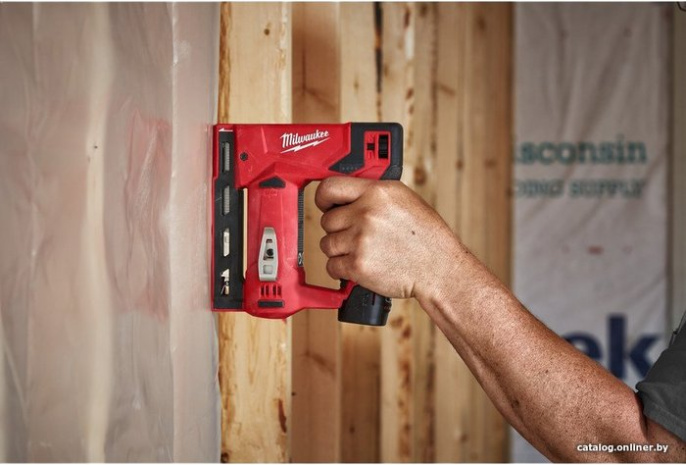 Степлер Milwaukee M12 BST-0 4933459634 тип скобы: Т50, емкость магазина: 84 шт; ширина скобы: 11,4 мм, длина скобы: 6-14 мм, количество циклов: 140 циклов/мин, АКБ