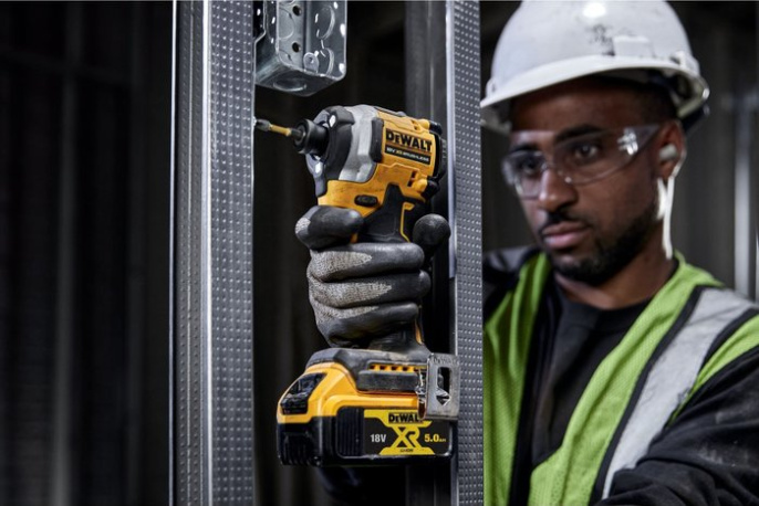 Винтоверт DeWalt DCF850NT-XJ бесщеточный двигатель, наличие удара, тип патрона: шестигранный HEX , 1/4, источник питания: аккумулятор, Li-Ion, 18В, выходная мощность: 380Вт, регулировка оборотов, 3200об/мин, крутящий момент