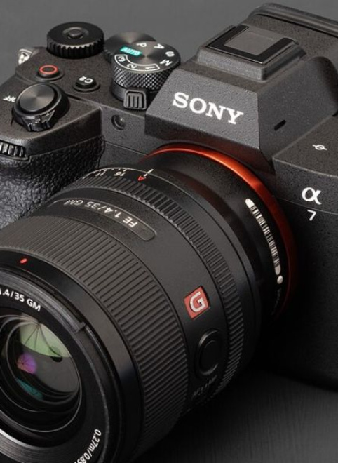Представлена Sony A7 V: тихая беззеркалка с ИИ-функциями и стабилизацией