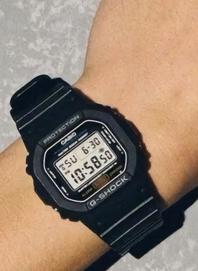 Casio перевыпустила культовые часы DW-5600, которые можно носить на пальце