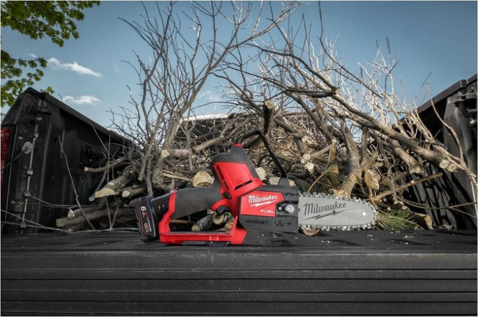 Аккумуляторная цепная садовая пила Milwaukee M12 FHS-602X FUEL 4933472212