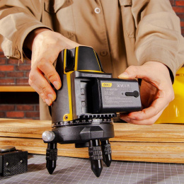 Лазерный уровень Deli DL332302 2 луча зеленый цвет , точность +/-1,5мм/7м, угол самовыравнивания 3°, 1АКБ 2,4 А*ч+ЗУ, время работы до 8 часов, кейс