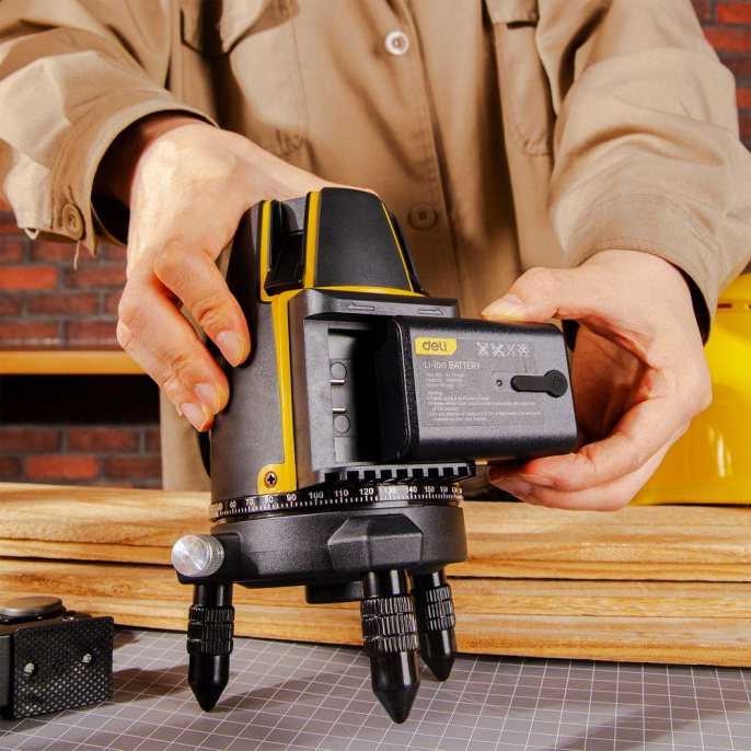 Лазерный уровень Deli DL332302 2 луча зеленый цвет , точность +/-1,5мм/7м, угол самовыравнивания 3°, 1АКБ 2,4 А*ч+ЗУ, время работы до 8 часов, кейс