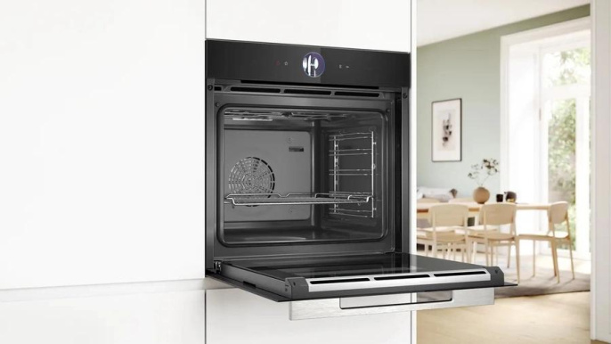 Духовой шкаф электрический Bosch Serie 8 HSG7361B1, 71л, дверца с 3 стеклами, черный