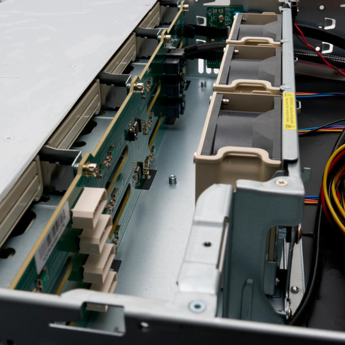Серверный корпус 2U chassis; E-ATX, ATX, Micro-ATX, Mini-ITX MBs; 12 x 3.5'' hs + 2 x 2.5'' hs rear; 800 Wt CRPS 1+1 ; no rails CS-R29-04P