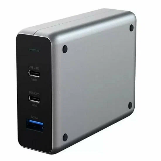 Сетевое зарядное устройство Satechi Compact Charger с технологией GaN Power. Порты: USB Type-C 100 Вт х 2, USB Type-A до12 Вт. Цвет: серый космос.