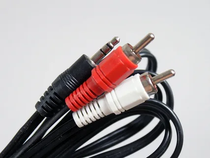 VCOM VAV7183-10M Кабель соединительный 3.5 Jack (M) - 2xRCA (M), стерео, аудио, 10m