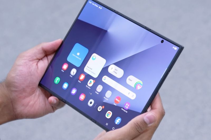 «Трикладушку» Samsung Galaxy Z TriFold показали в деле