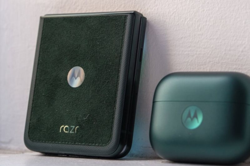 Motorola выпустила спецверсии Razr 2025 и Buds Loop, украшенные стразами Swarovski