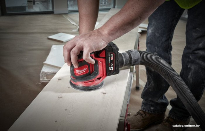 Эксцентриковая шлифмашина Milwaukee M18 BOS125-502B 4933464229 14000-24000 колебаний/мин, питание: аккумулятор 18 В , частота вращения: от 7000 до 12000 об/мин, диаметр диска: 125 мм, защита от