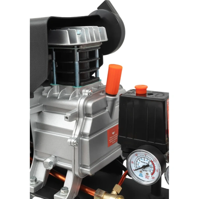 Поршневой масляный компрессор Gigant и набор пневмоинструмента LAS 24/1500K