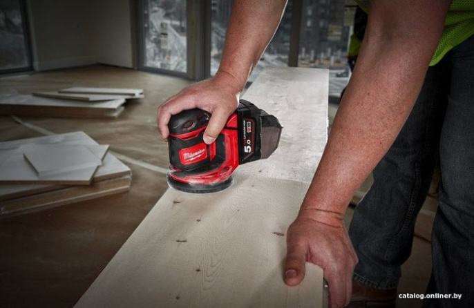 Эксцентриковая шлифмашина Milwaukee M18 BOS125-502B 4933464229 14000-24000 колебаний/мин, питание: аккумулятор 18 В , частота вращения: от 7000 до 12000 об/мин, диаметр диска: 125 мм, защита от