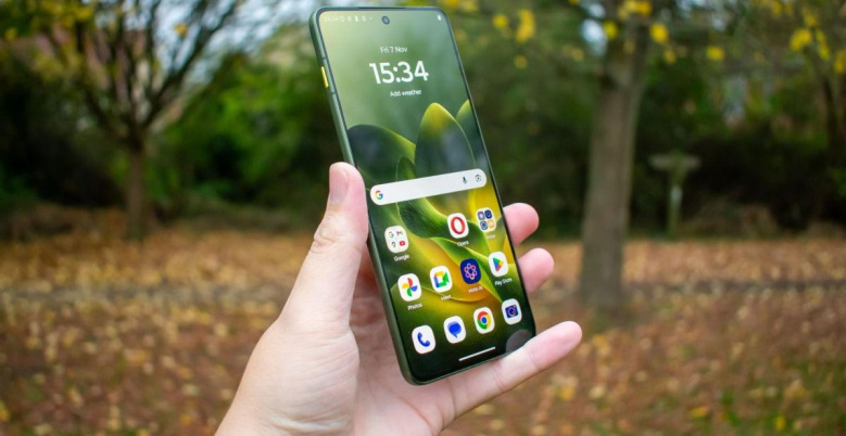 Сверхтонкий середняк. Первые обзоры Motorola Edge 70