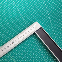 Угловая линейка стальная Deli DL302500 500мм, нержавеющая сталь + алюминиевое основание