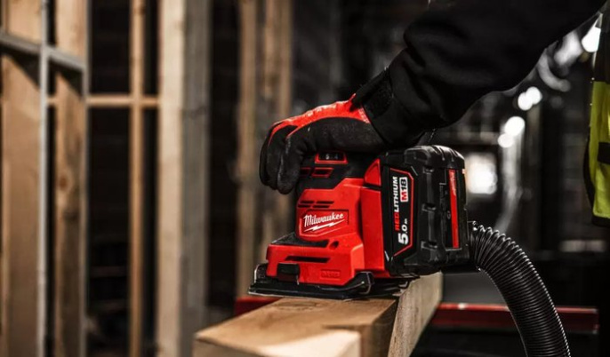 Ленточная шлифмашина Milwaukee M18BQSS-502B 4933479967 питание: Li-ion 18 В , скорость без нагрузки 11 000–13 000 об/мин, диаметр колебания 1.6 мм, пылесборник, дырокол, запасная гладкая основа