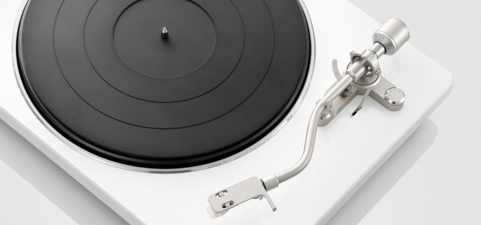 Проигрыватель винила Denon DP-400 частично автоматический белый