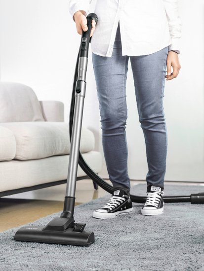 Пылесос Karcher VC 2 1.198-030.0 сухая уборка, объем фильтр-мешка: 2.8 л, радиус уборки: 7.5 м, фильтр Hepa 12, насадки: для пола, щелевая, насадка-щетка для мебели