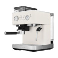 Полуавтоматическая кофемашина KitchenAid, давление 15 бар, 15 уровней помола, объем резервуара для воды 2.5 л, автоматический капучинатор, одновременное приготовление двух чашек, индикатор наличия зерен, индикация уровня воды, цвет фарфоровый белый