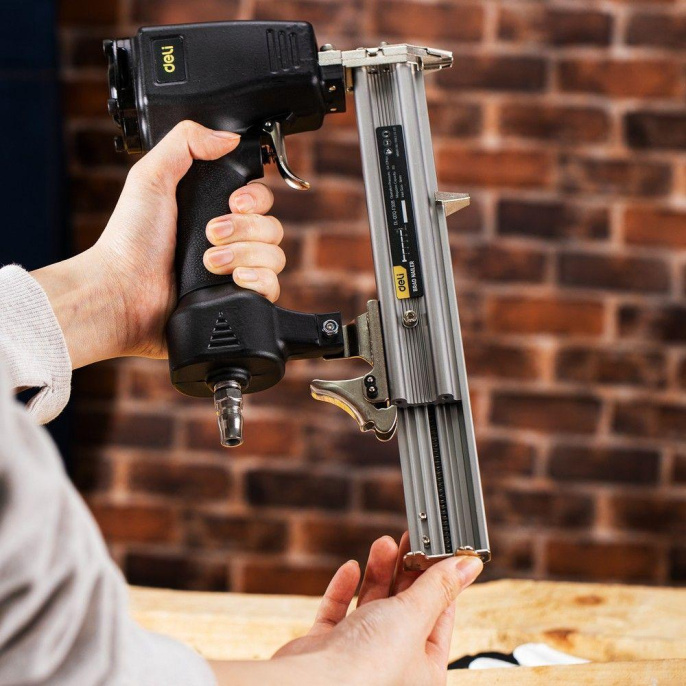Пневматический нейлер гвоздезабивной пистолет DELI DL-QDQ-F30B 4-7 атм вместимость магазина 100 гвоздей длина гвоздей 10-30мм 102986