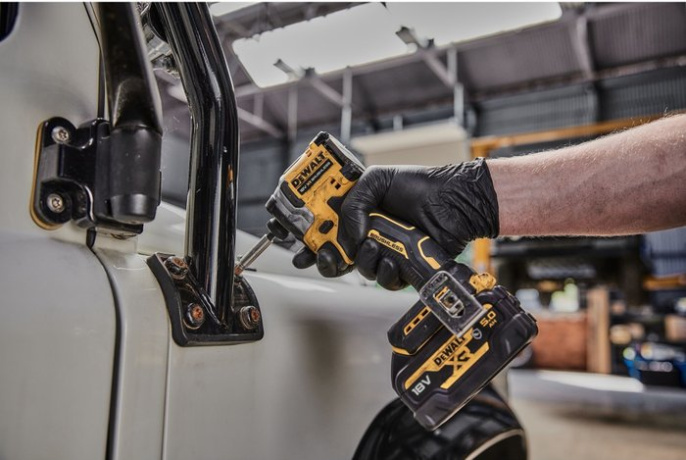 Винтоверт DeWalt DCF850NT-XJ бесщеточный двигатель, наличие удара, тип патрона: шестигранный HEX , 1/4, источник питания: аккумулятор, Li-Ion, 18В, выходная мощность: 380Вт, регулировка оборотов, 3200об/мин, крутящий момент